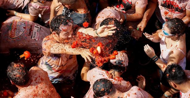 29/08/2018.. Más de 20.000 personas han participado en la tradicional fiesta de "La Tomatina" lanzándose 145.000 kilos de tomates en la localidad valenciana de Buñol. EFE/ Miguel Angel Polo