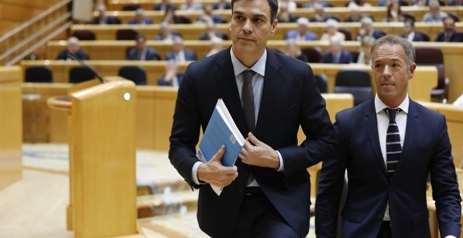 El portavoz del PSOE en el Senado, Ander Gil, y el presidente del Gobierno, Pedro Sánchez, en una foto de archivo. MARTA JARA / EUROPA PRESS