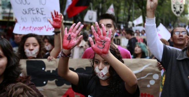 Manifestación en Ciudad de México por los estudiantes desaparecidos celebrada en 2014. EFE