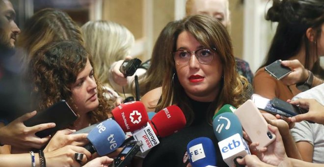 La diputada y secretaria de Feminismos Interseccional y LGTBI de Podemos, Sofía Castañón (i), y la diputada de En Marea, Ángela Rodríguez (c), atienden a los medios de comunicación antes de la Comisión de Seguimiento y Evaluación del Pacto de Estado contr