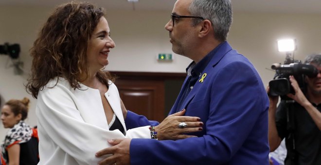 La ministra de Hacienda, María Jesús Montero, conversa con el diputado de ERC, Joan Margall, antes de su compaecencia en el Congreso. EFE/Chema Moya