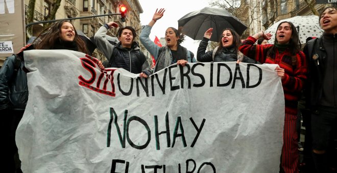 Manifestantes  en la marcha por la defensa de la universidad pública, en Buenos Aires (Argentina). REUTERS/Marcos Brindicci