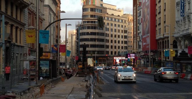 La Gran Vía llena de zanjas durante los trabajos para ensanchar las aceras. /ALEJANDRO TENA