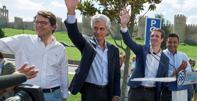 El presidente del PP, Pablo Casado (2d); el presidente de la futura fundación “Concondia y Libertad”, Adolfo Suárez Illana (2i); el presidente del PP de Castilla y León, Alfonso Fernández Mañueco (i), y el presidente provincial del PP, Carlos García Gonzá