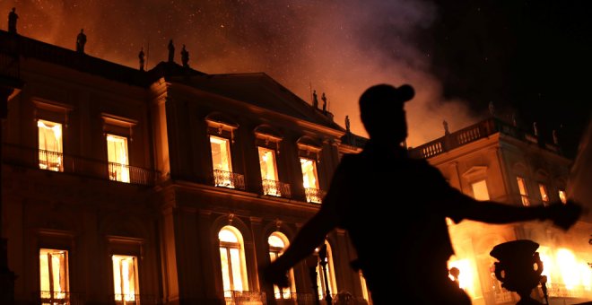 Un policía trata de desalojar los alrededores del Museo Nacional de Brasil en Río de Janeiro.- REUTERS/Ricardo Moraes