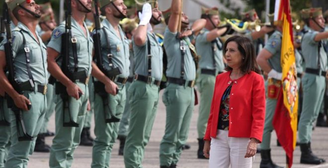 La ministra de Defensa, Margarita Robles, pasa revista a las tropas durante su visita a las unidades de la Legión del Acuartelamiento de Montejaque en Ronda (Málaga). - EFE