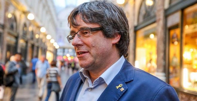 El expresidente catalán Carles Puigdemont asiste al estreno de la película 'Miss Dali', del director y productor español Ventura Pons, en el Cinema des Galleries, en Bruselas. (STEPHANIE LECOCQ | EFE)