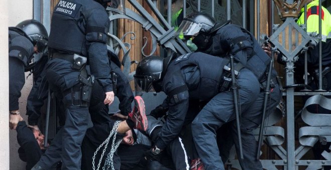 23 de febrero de 2018.- Los mossos cargan contra un centenar de personas encadenadas al TSJCat. EFE/Quique García