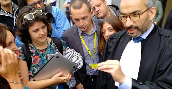 4/9/2018.- El abogado del juez Llarena, Hackim Boularbah contesta a las preguntas de los periodistas a su salida de la sala 7 del Tribunal de Primera Instancia del juzgado francófono de Bruselas que recibió hoy la demanda de Carles Puigdemont y varios exc