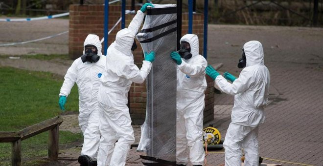 Personal del Ejército británico retira el banco en donde el exespía ruso Serguéi Skripal y su hija Julia fueron encontrados, en Salisbury (Reino Unido). EFE/Archivo