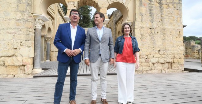 El presidente de Ciudadanos, Albert Rivera (c), y el líder de esta formación en Andalucía, Juan Marín (i), acompañados por Marta Rivera (d), de la comisión de Cultura de C´s, durante su visita al al complejo de Medina Azahara en Córdoba, recientemente dec