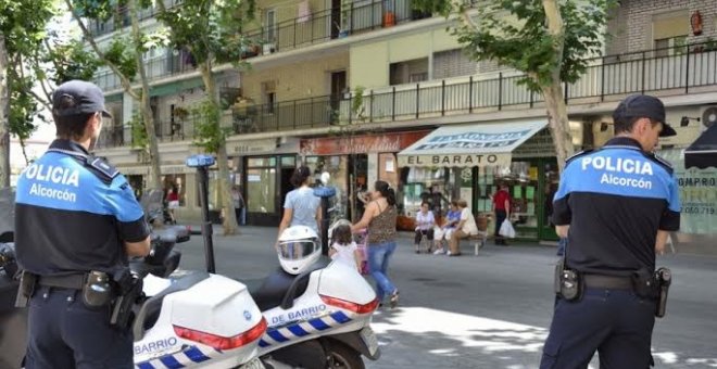 Dos policías locales de Alcorcón. EFE/Archivo