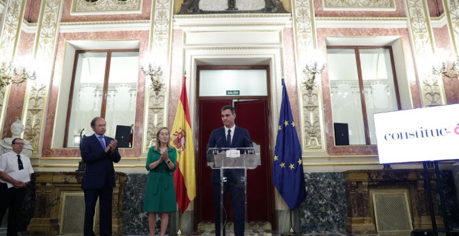 El presidente del Gobierno, Pedro Sánchez, la presidenta del Congreso, Ana Pastor, y el presidente del Senado, Pío García Escudero, en el Salón de los Pasos Perdidos durante la presentación de los actos conmemorativos del cuarenta aniversario de la Consti