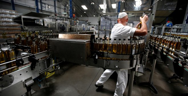 Un trabajador en una planta de envasado de aceite de oliva en la localidad sevillana de Dos Hermanas. REUTERS/Marcelo del Pozo