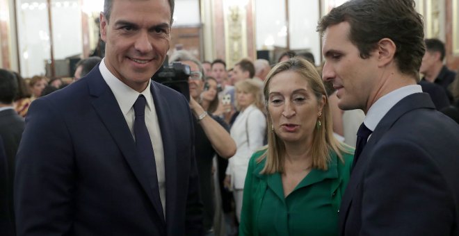 El presidente del Gobierno, Pedro Sánchez, la presidenta del Congreso, Ana Pastor, y el presidente del PP, Pablo Casado,en el Salón de los Pasos Perdidos poco antes de la presentación de los actos conmemorativos del cuarenta aniversario de la Constitución