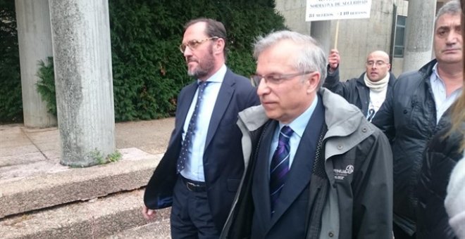 Antonio Lanchares llegando a los juzgados de Santiago, donde tuvo que declarar por el accidente del Alvia en Angrois.