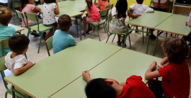 Los alumnos escuchan a la profesora en el primer día de clase del curso 2018-2019 - EFE/Fernando Alvarado