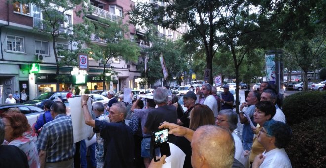 Un grupo de personas haciendo un escrache al torturador del franquismo, 'Billy El Niño'.