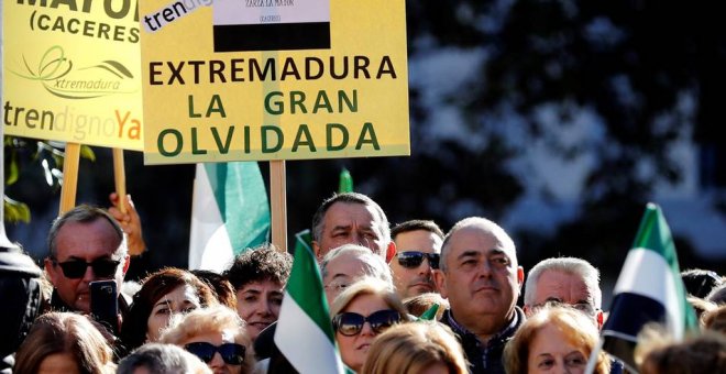 Manifestación de extremeños en Madrid, por un tren digno./EFE