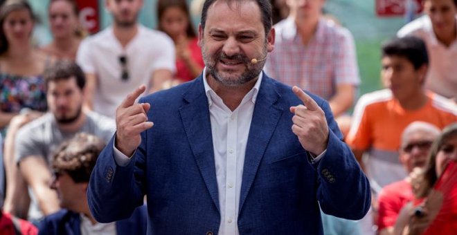 El ministro de Fomento, José Luís Ábalos, interviene en el acto político de los socialistas catalanes con militantes celebrado en L'Hospitalet. EFE/ Enric Fontcuberta