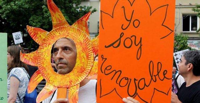 Un millar de manifestantes exigen un mundo libro de combustibles fósiles, esta tarde en la Plaza del Museo Reina Sofía, en Madrid.- EFE