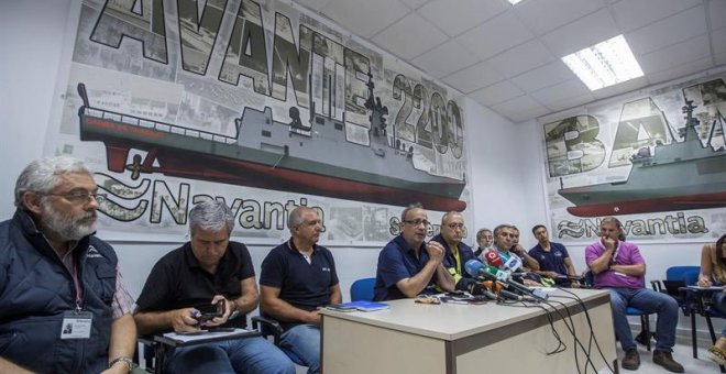 El presidente del comité de empresa del astillero de Navantia San Fernando, Jesús Peralta (4i), durante la rueda de prensa ofrecida hoy en San Fernando (Cádiz) donde anunció que continuarán con las movilizaciones. (ROMÁN RÍOS | EFE)