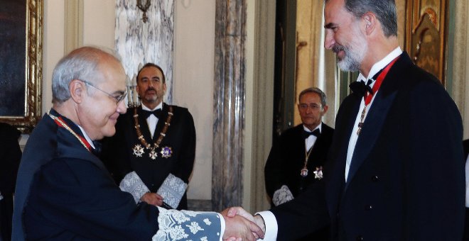 Felipe VI saluda al juez de la Audiencia Nacional e instructor del caso del "procés" Pablo Llarena, antes de presidir hoy, en la sede del Supremo, la ceremonia de apertura del Año Judicial. EFE/Angel Díaz