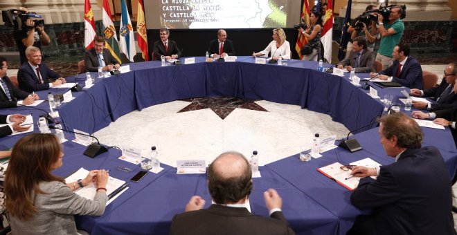 Imagen de los presidentes de Aragón, Galicia, CyL, Asturias, La Rioja y Castilla-La Mancha, en su encuentro en Zaragoza. E.P.