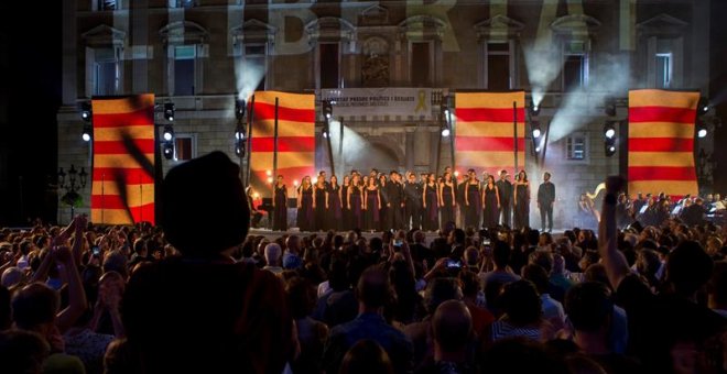 El coro canta 'Els Segadors' para finalizar el acto institucional con motivo de la Diada, celebrado esta noche en el Palau de la Generalitat, en Barcelona. EFE/Quique García