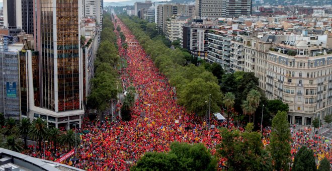 Vista aèria de la Diagonal de Barcelona, poc abans de començar la manifestació independentista d'aquest diumenge. / EFE.