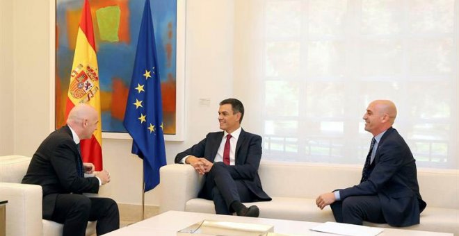 Pedro Sánchez durante el encuentro que ha mantenido con el presidente de la Federación Española de Fútbol, Luis Rubiales (derecha), y el presidente de la FIFA, Gianni Infantino (izquierda). | (FERNANDO CALVO | EFE)