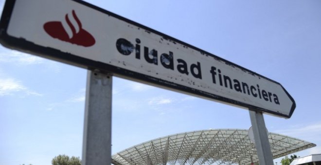 Una señal de tráfico indica la entrada de la Ciudad Financiera del Banco Santaner, su sede corporativa en la localidad madrileña de Boadilla del Monte. AFP/Curto de la Torre