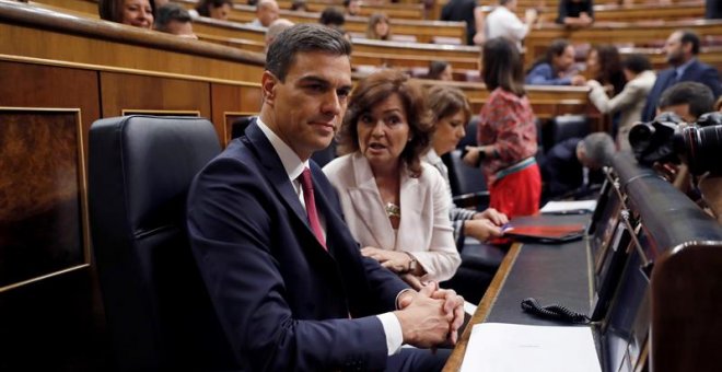 El presidente del Ejecutivo, Pedro Sánchez, junto a la vicepresidenta, Carmen Calvo, en sesión de control al Gobierno en el Congreso. EFE/Juan Carlos Hidalgo