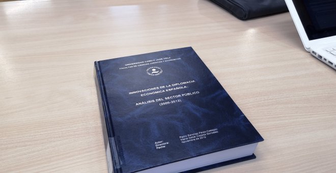 Portada de la tesis doctoral del presidente del Gobierno, Pedro Sánchez, que se encuentra en la Universidad Camilo José Cela, donde se puede consultar. EFE/Borja Méndez