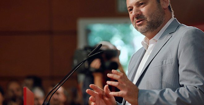 El secretario de Organización del PSOE y ministro de Fomento, Jose Luis Ábalos, durante su intervención en la Fiesta de la Rosa de los socialistas valencianos. EFE/Juan Carlos Cardenas