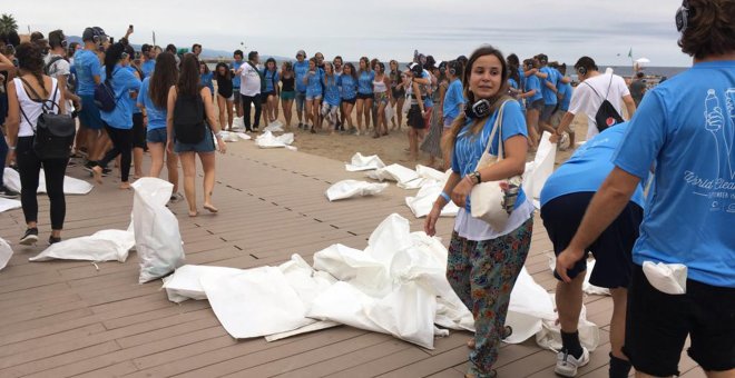 Un grupo de ploggers en la playa de la Barceloneta, Barcelona.