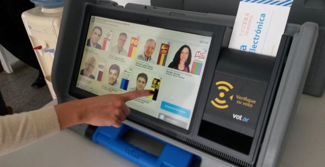 Una prueba de funcionamiento del voto electrónico.- EFE