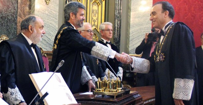 El presidente de la Sala de lo Penal del Supremo, Manuel Marchena (derecha) saluda al presidente de ese Alto Tribunal y del CGPJ, Carlos Lesmes.