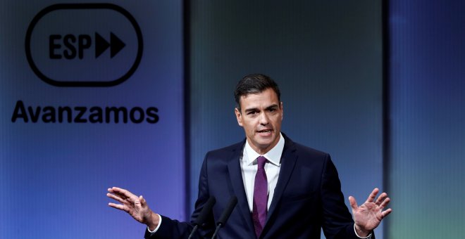 El presidente del gobierno Pedro Sánchez, durante su intervención en el acto que ha presidido en la Casa de América, junto a la práctica totalidad de miembros de su Gobierno, con motivo de los cien días de gestión del gobierno. EFE/Emilio Naranjo