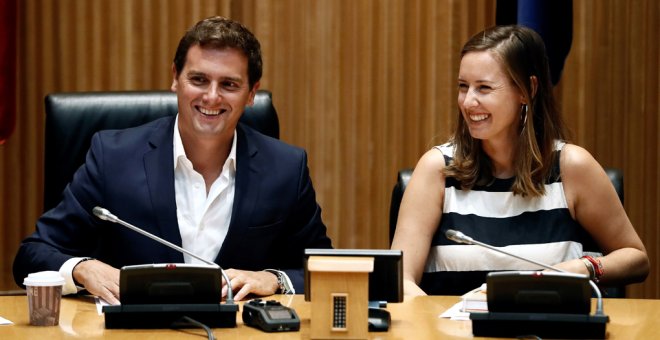 El presidente de Ciudadanos, Albert Rivera, y la diputada Melisa Rodríguez antes de la reunión que el grupo parlamentario de la formación naranja ha celebrado en el Congreso. EFE/Mariscal