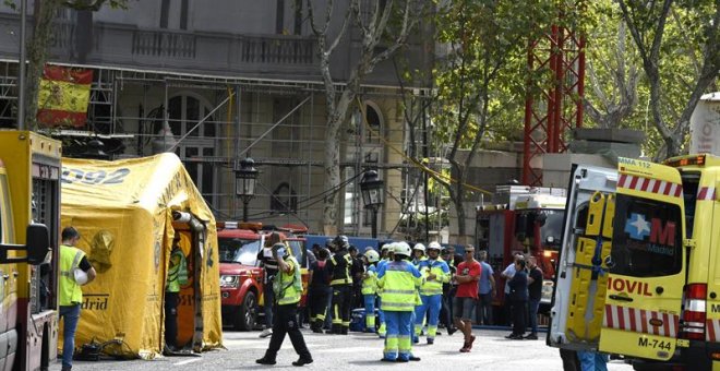 Los servicios de Emergencias en las inmediaciones del madrileño hotel Ritz este martes. EFE/ Víctor Lerena