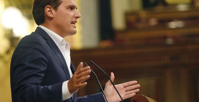 El presidente de Ciudadanos, Albert Rivera, interviene esta tarde en el pleno del Congreso de los Diputados celebrado esta tarde. EFE/ J.P.Gandul