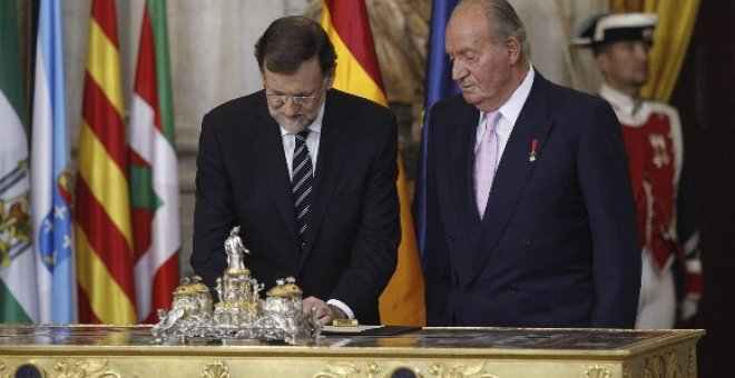 Rajoy y Juan Carlos I firmando la abdicación. EFE