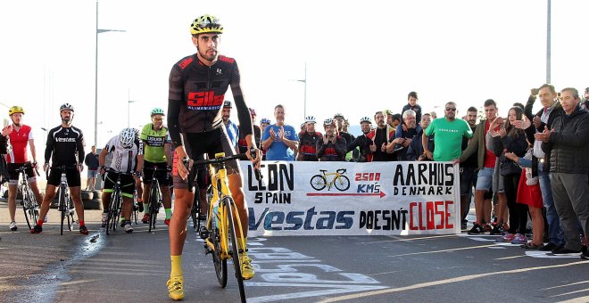 Uno de los trabajadores afectados por el anuncio de cierre de la planta de Vestas en Villadangos del Páramo (León), iniciado un viaje de 2.500 kilómetros en bicicleta hasta Aarus (Dinamarca) para llevar hasta la sede de la multinacional la queja de los 36