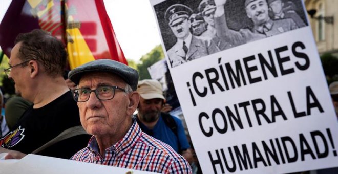 13/9/2018.- Colectivos de la Memoria Histórica convocan una concentración frente al Congreso de los Diputados para exigir la exhumación de los restos de Franco del Valle de los Caídos coincidiendo con el debate del decreto aprobado para el Gobierno para e