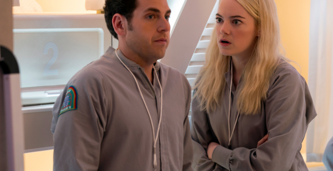 Emma Stone y Jonah Hill, en una escena de la serie 'Maniac'