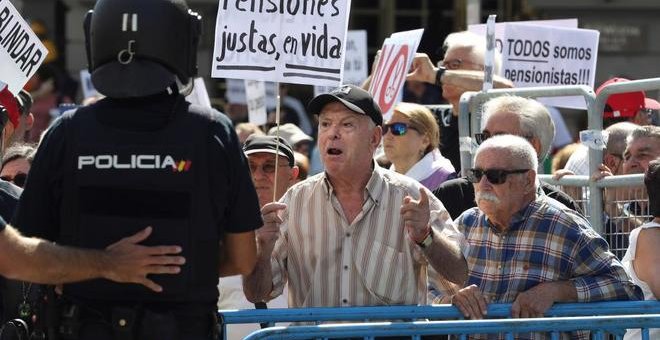 Pensionistas protestan frente al Congreso. EFE