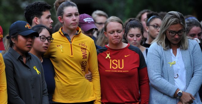 Amigas, compañeras de equipo, estudiantes y profesores asisten a uno de los homenajes a Celia Barquín, la golfista española que fue asesinada en Iowa mientras entrenaba./EFE