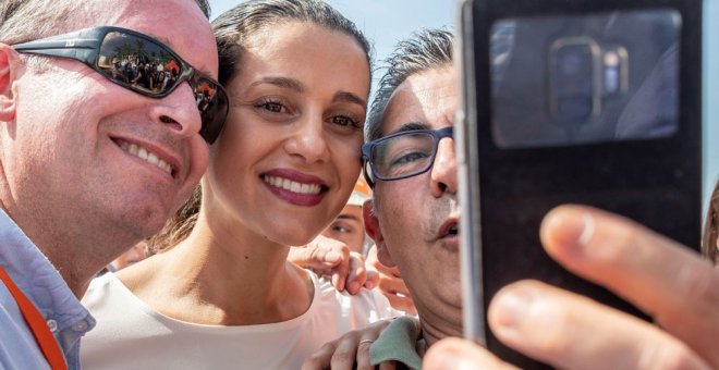 La portavoz de la Ejecutiva nacional de Ciudadanos, Inés Arrimadas, se fotografía con varios simpatizantes tras un acto en Palma de Mallorca. EFE