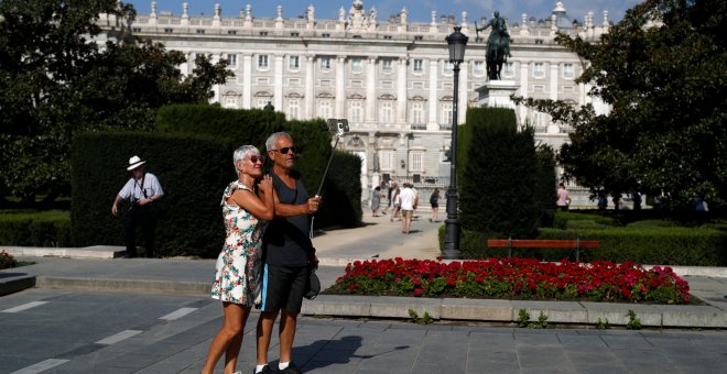 Una pareja de turistas se toman un selfi cerca del Palacio Real de Madrid. REUTERS/Javier Barbancho